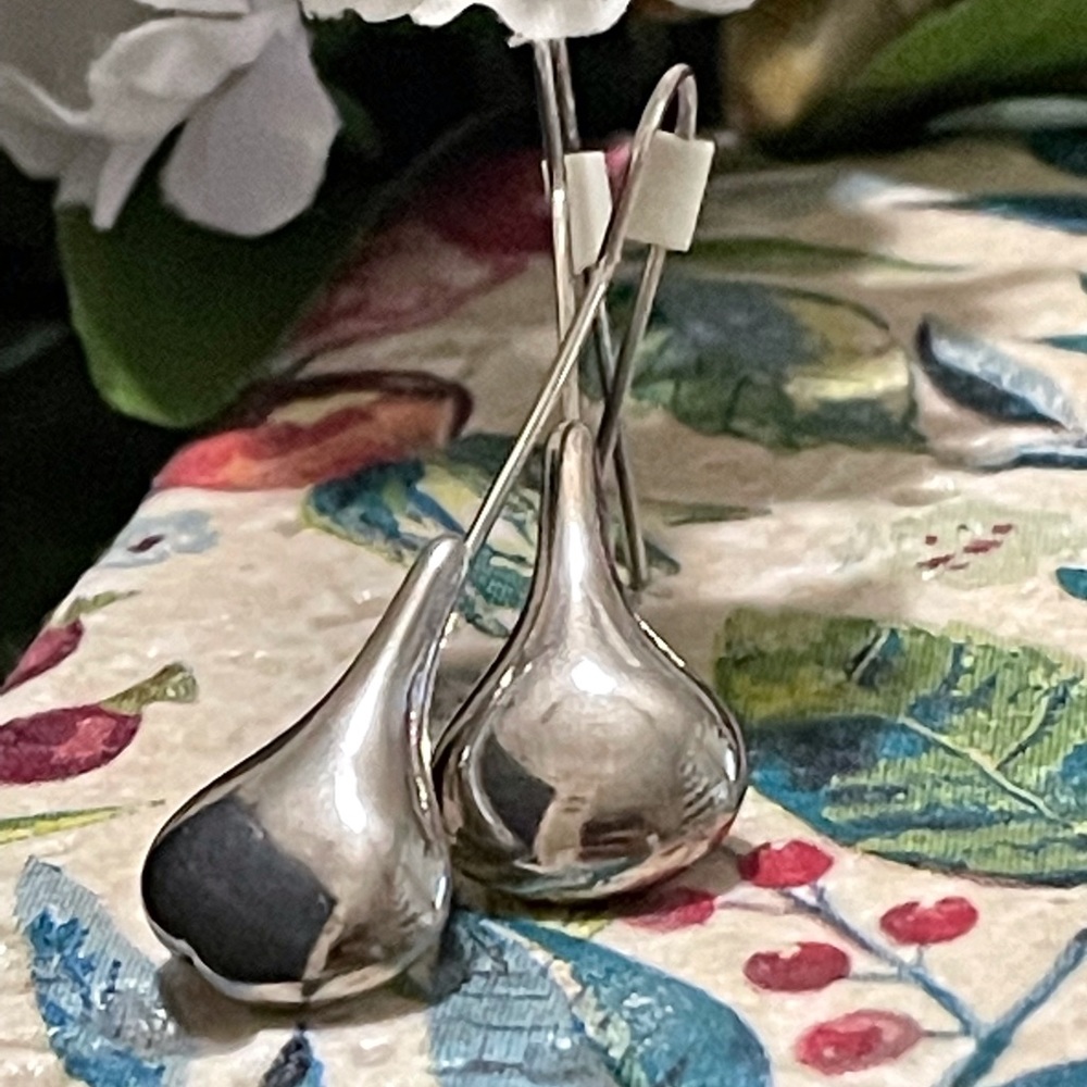 💎 Silver Tear Drop Earrings